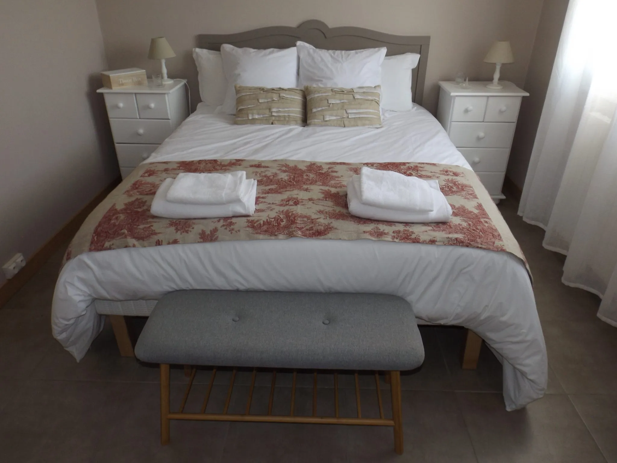 Chambre double du gîte avec grand lit, linge blanc et chemin de lit en toile de Jouy.